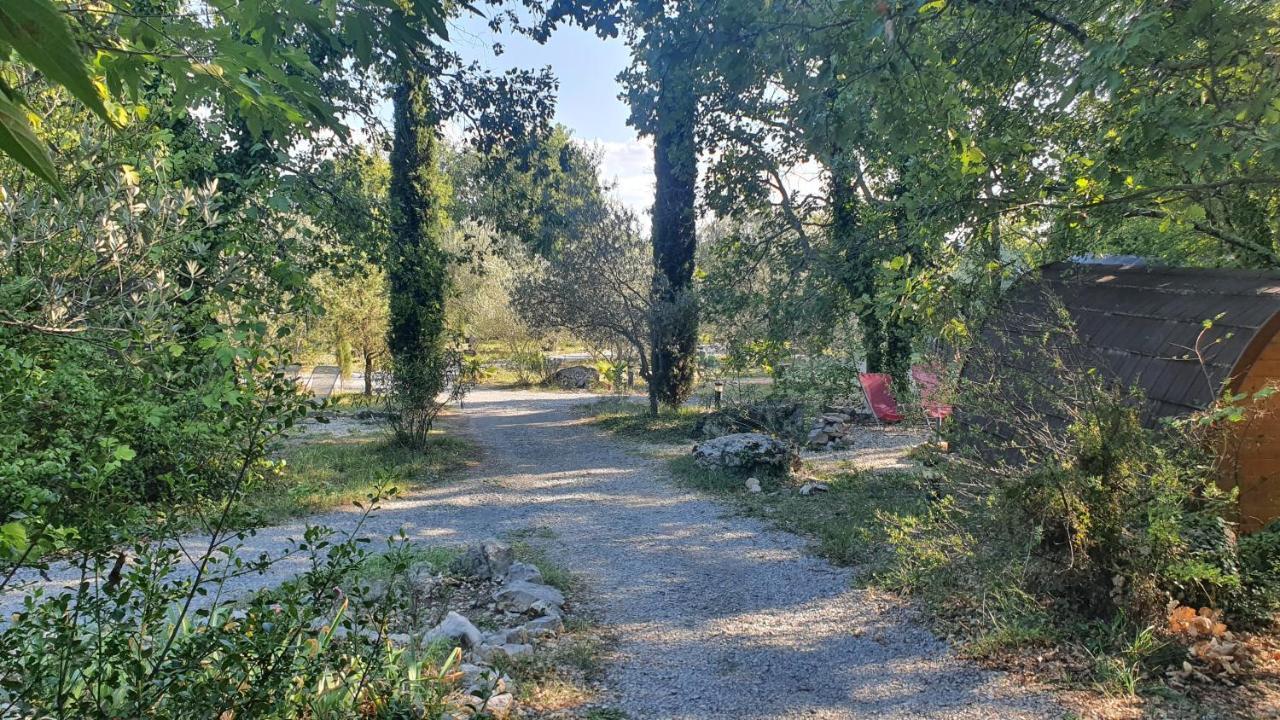 Roulottes Et Cabanes De Saint Cerice Вогюэ Экстерьер фото