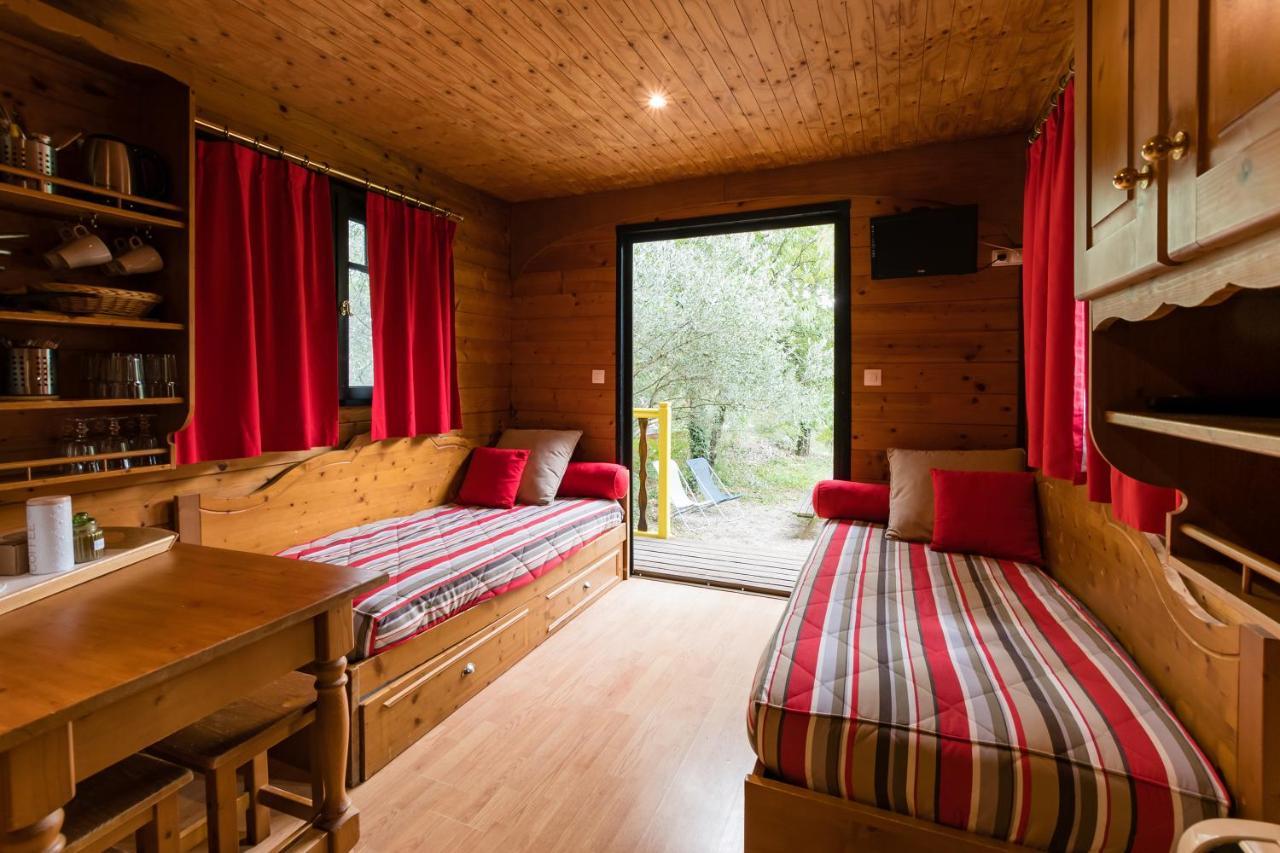 Roulottes Et Cabanes De Saint Cerice Вогюэ Экстерьер фото