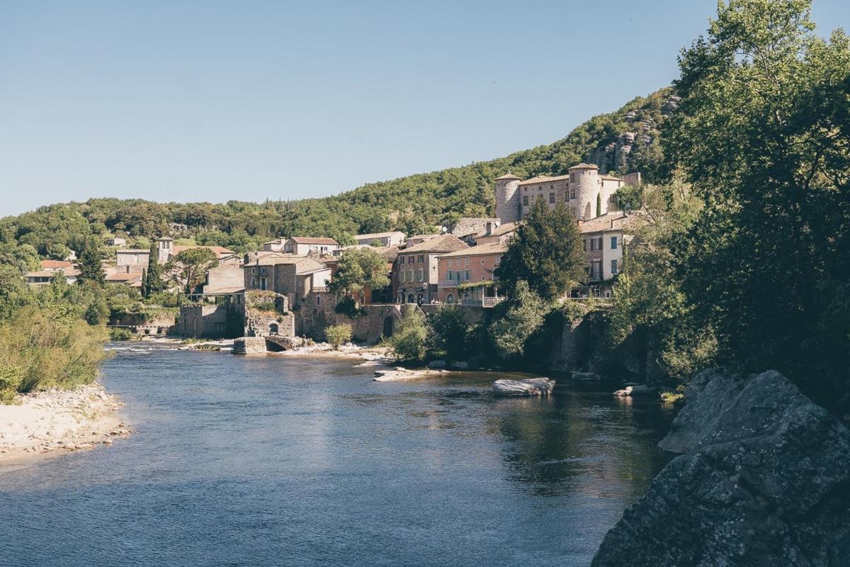 Roulottes Et Cabanes De Saint Cerice Вогюэ Экстерьер фото