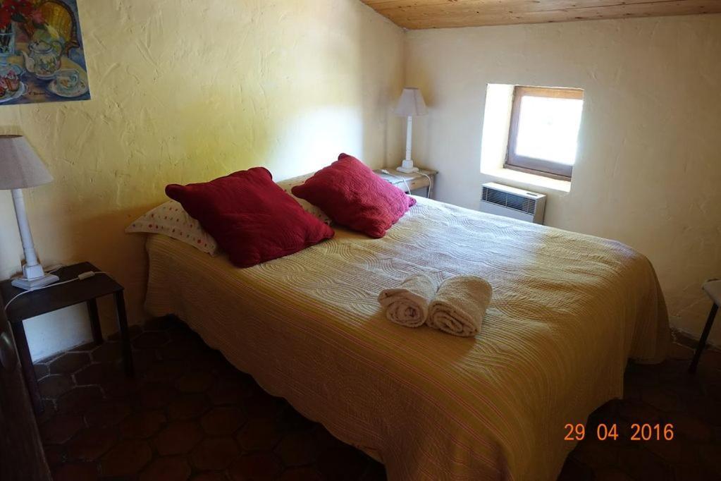 Roulottes Et Cabanes De Saint Cerice Вогюэ Экстерьер фото