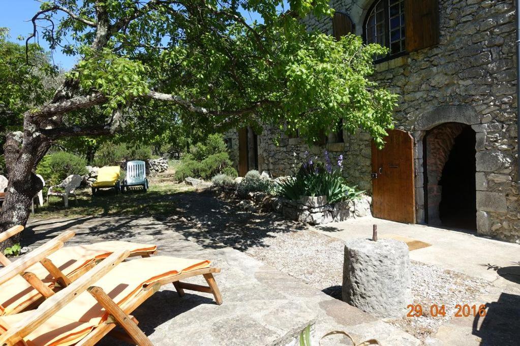 Roulottes Et Cabanes De Saint Cerice Вогюэ Экстерьер фото