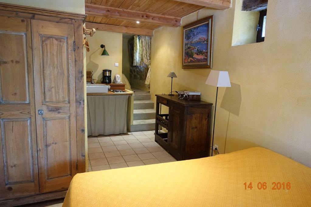 Roulottes Et Cabanes De Saint Cerice Вогюэ Экстерьер фото