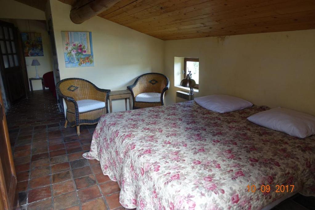 Roulottes Et Cabanes De Saint Cerice Вогюэ Экстерьер фото