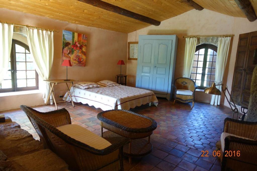 Roulottes Et Cabanes De Saint Cerice Вогюэ Экстерьер фото