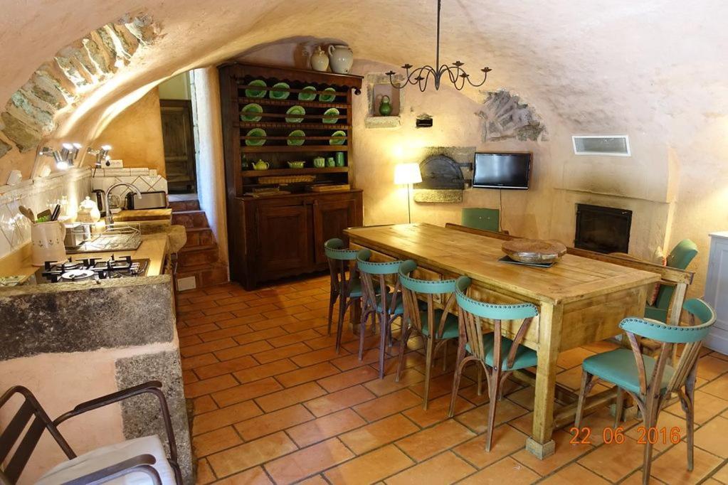 Roulottes Et Cabanes De Saint Cerice Вогюэ Экстерьер фото