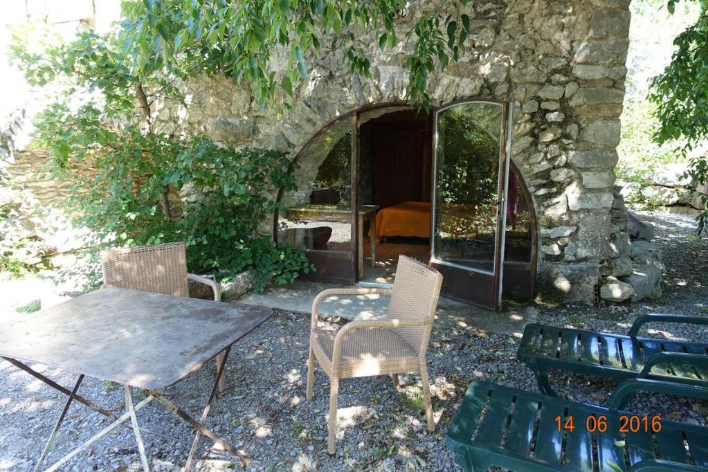 Roulottes Et Cabanes De Saint Cerice Вогюэ Экстерьер фото