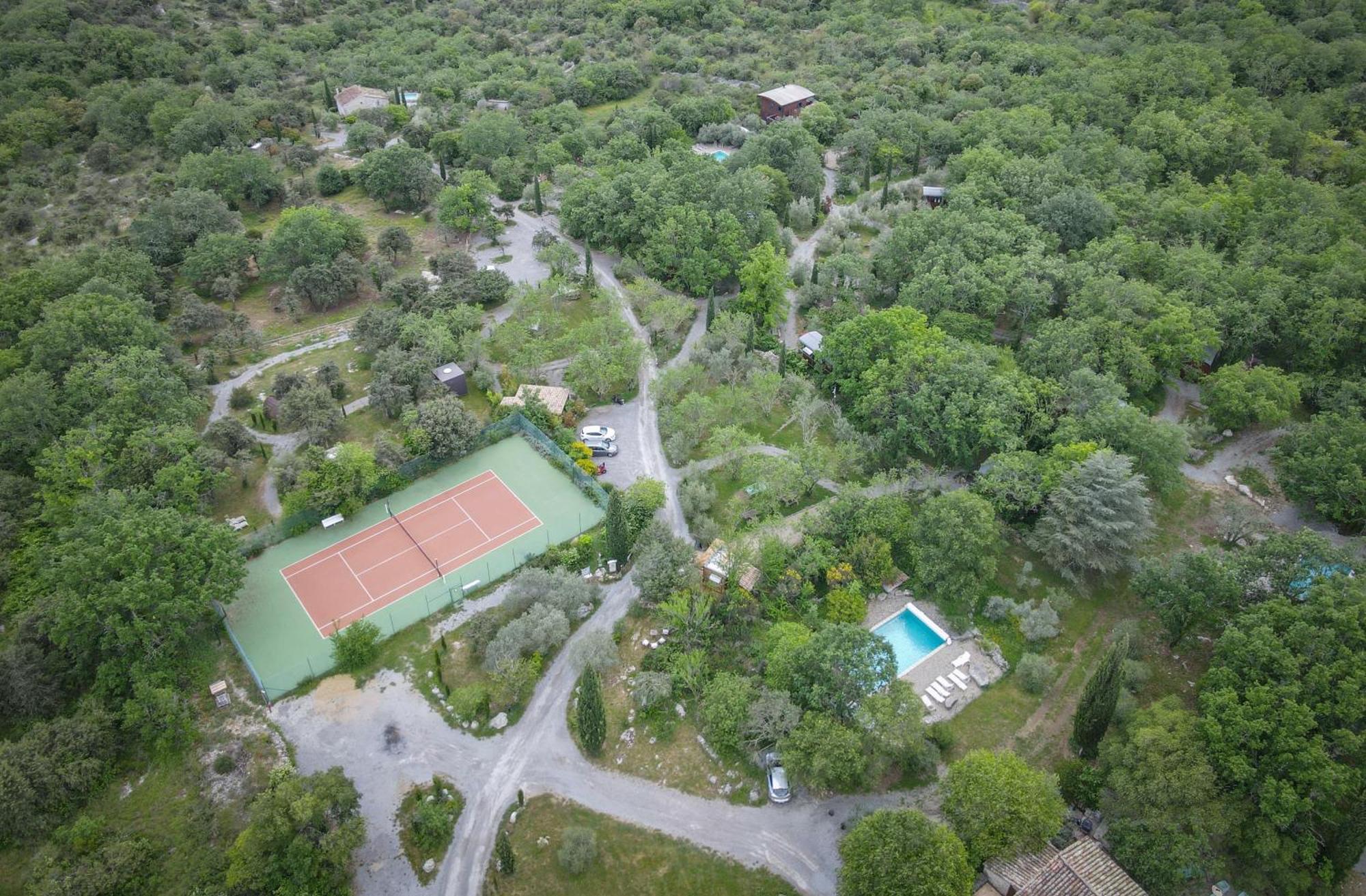 Roulottes Et Cabanes De Saint Cerice Вогюэ Экстерьер фото